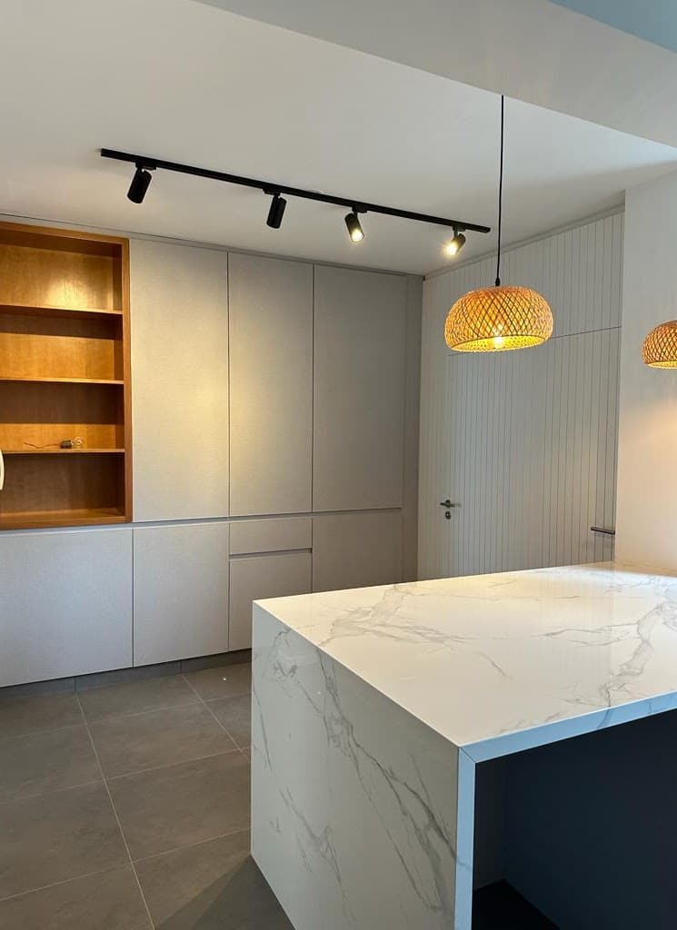 Isla en piedra natural — proyecto residencial Nuevo Horizonte Marmolería
