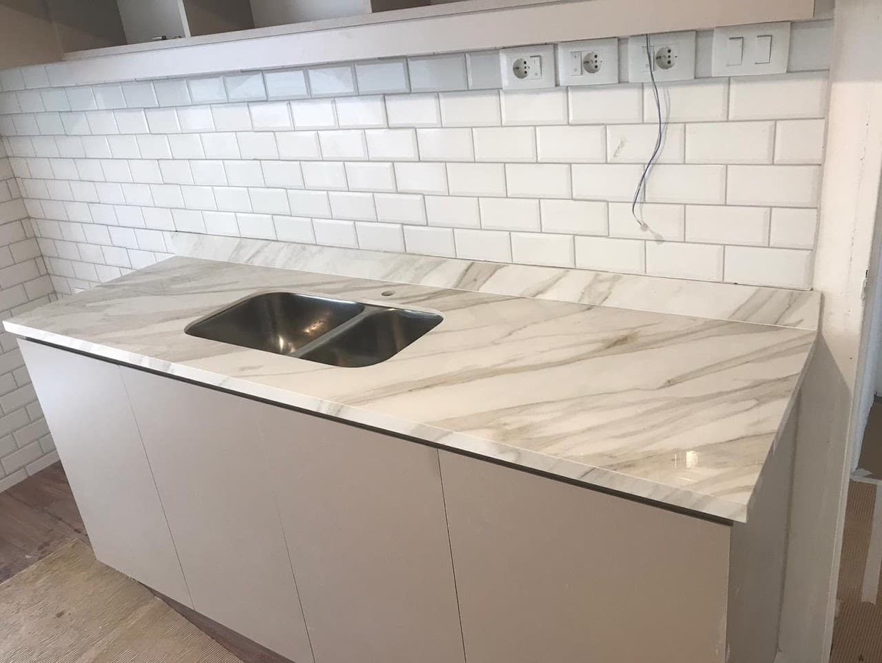 Mesada de cocina en cuarzo — Nuevo Horizonte Marmolería Montevideo