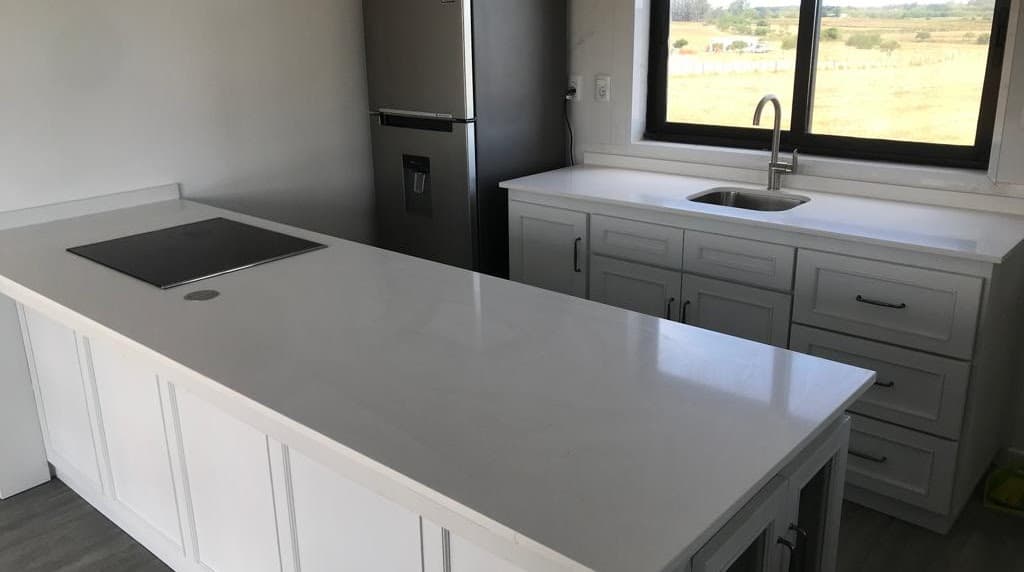 Cocina con mesada en cuarzo — Nuevo Horizonte Marmolería