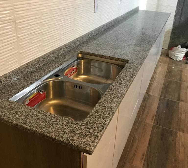 Mesada en granito — proyecto residencial Nuevo Horizonte