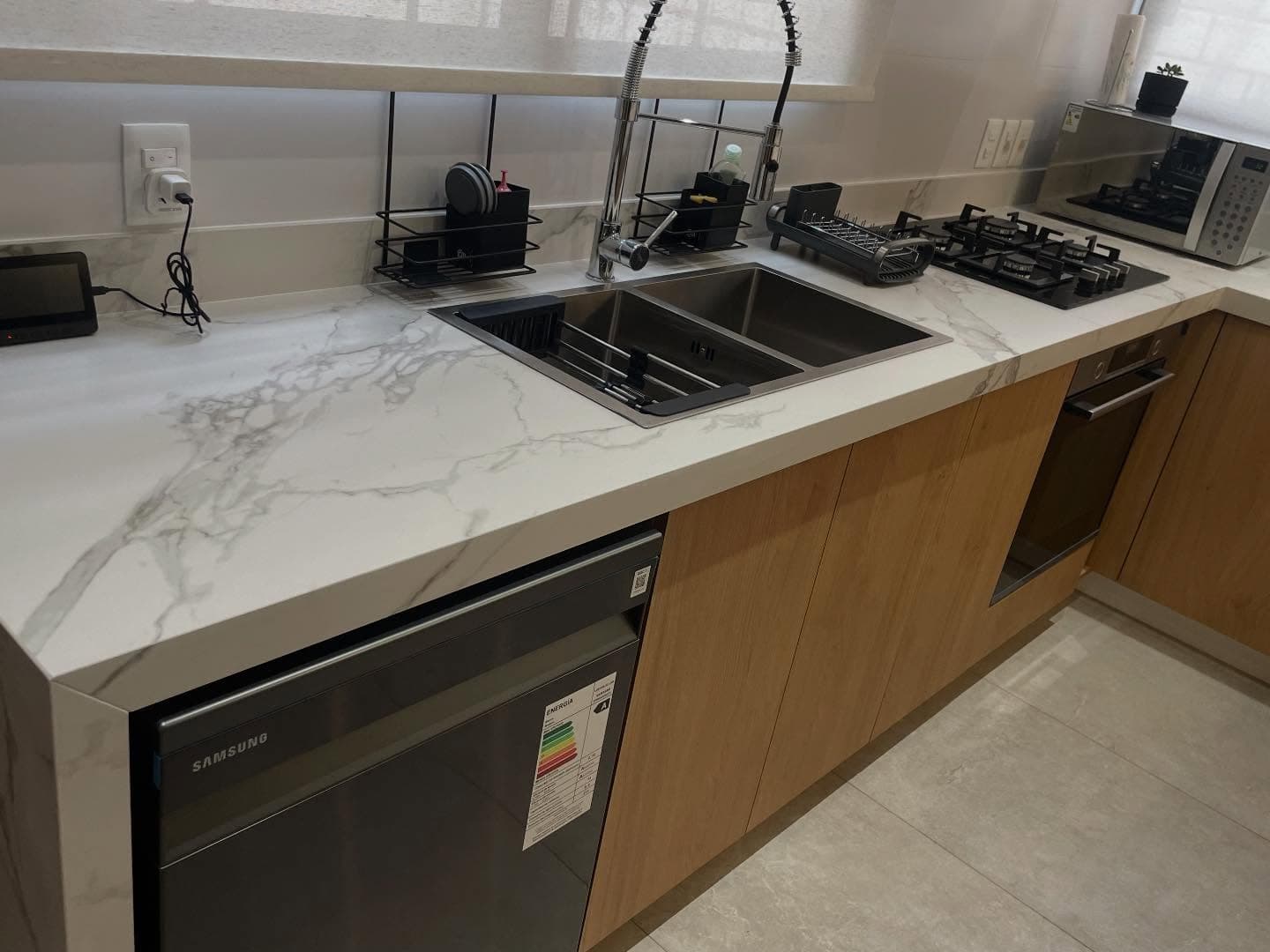 Cocina con isla y mesada en cascada en Dekton Aura — Montevideo · Nuevo Horizonte Marmolería