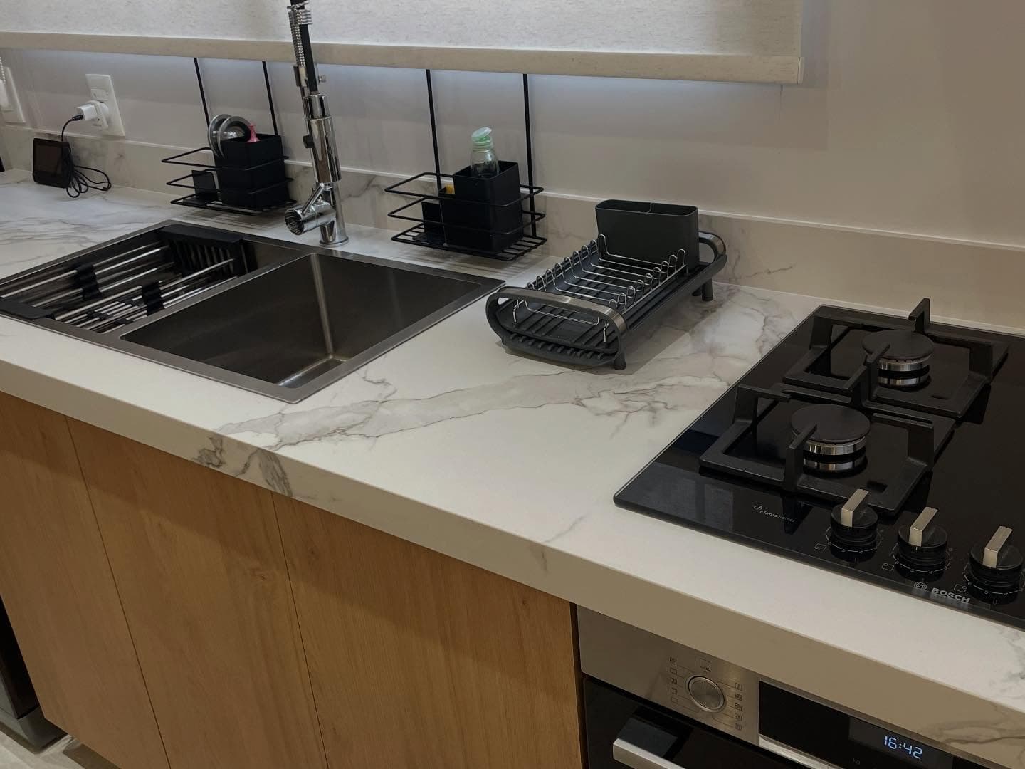 Cocina con isla y mesada en cascada en Dekton Aura — Montevideo · Nuevo Horizonte Marmolería