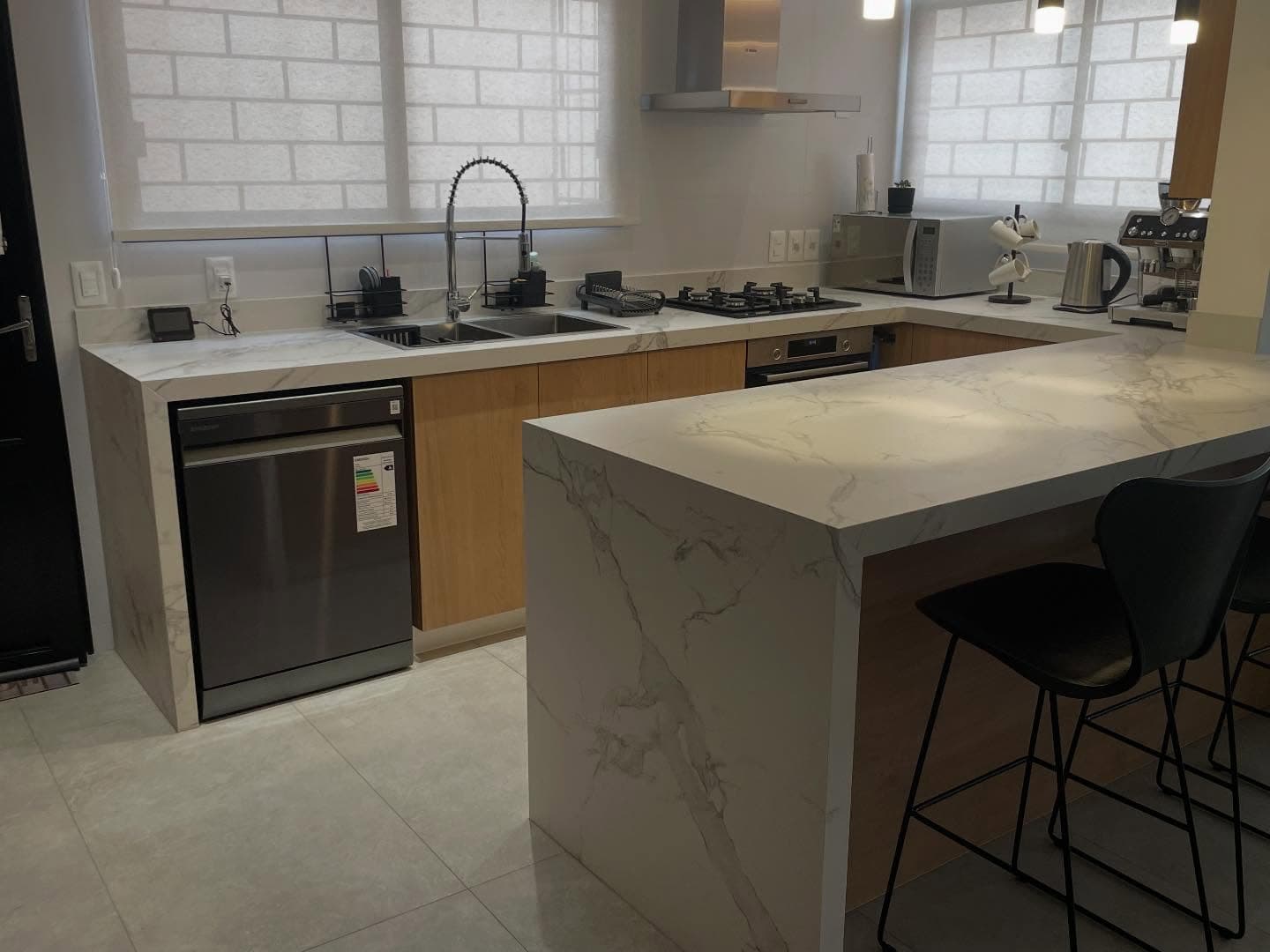 Cocina con isla y mesada en cascada en Dekton Aura — Montevideo · Nuevo Horizonte Marmolería