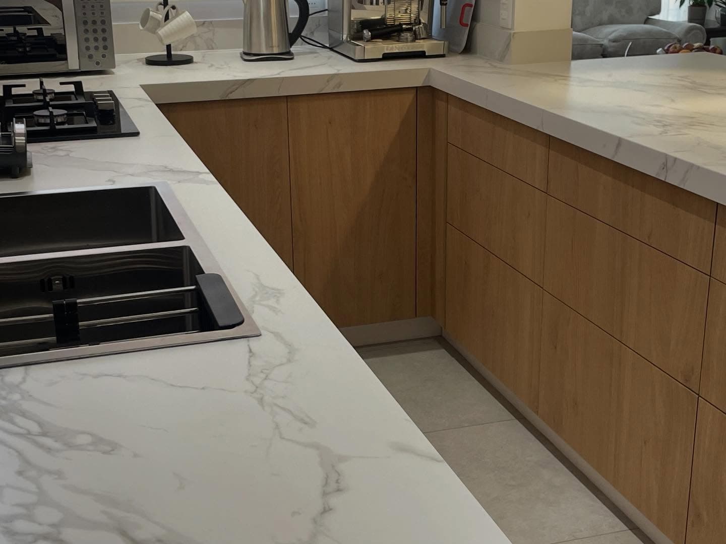 Cocina con isla y mesada en cascada en Dekton Aura — Montevideo · Nuevo Horizonte Marmolería
