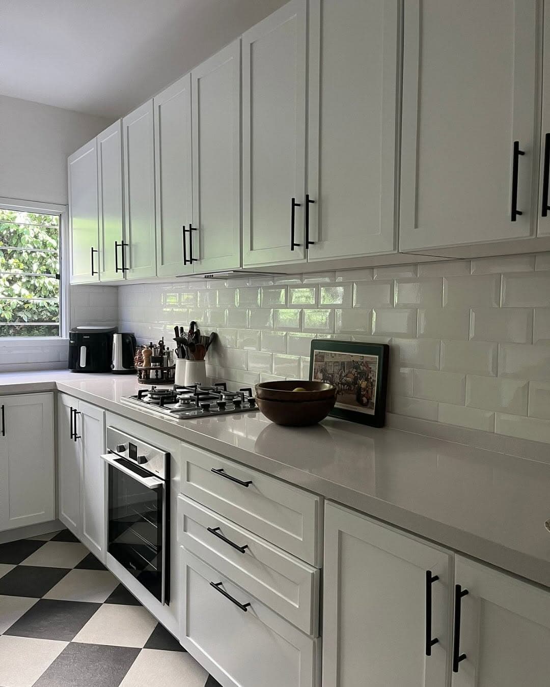 Mesadas de cocina en Silestone Blanco Norte — Montevideo · Nuevo Horizonte Marmolería