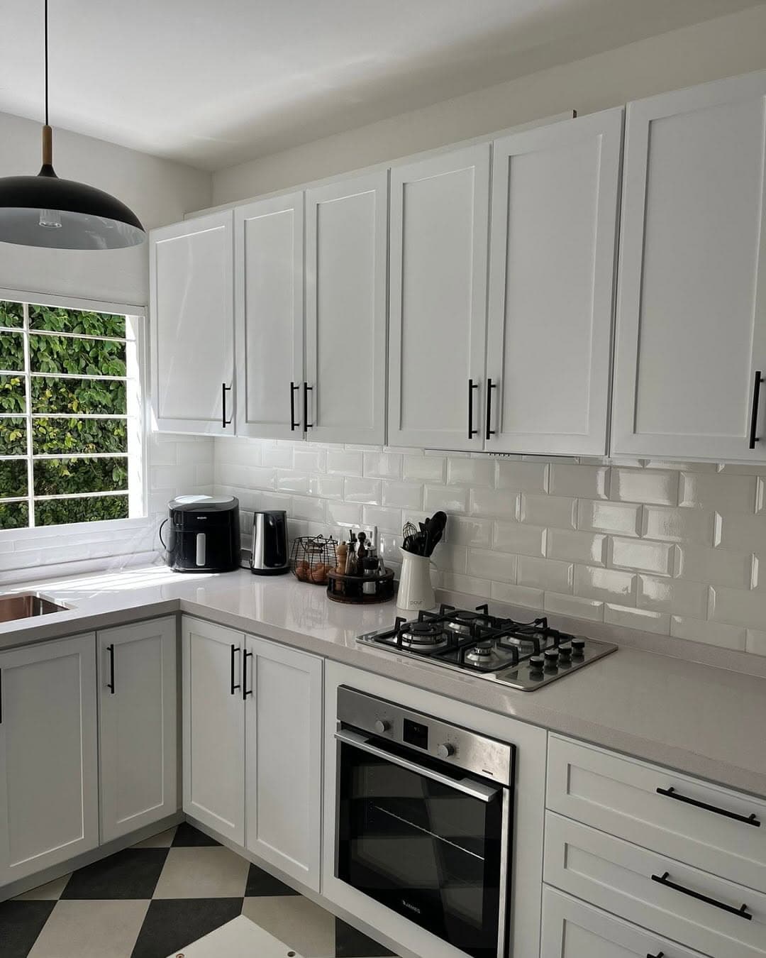 Mesadas de cocina en Silestone Blanco Norte — Montevideo · Nuevo Horizonte Marmolería