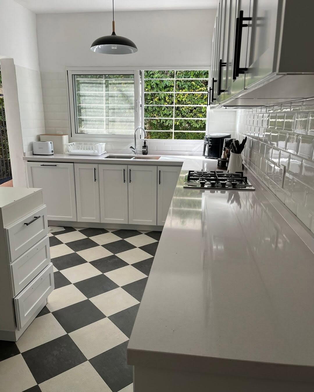 Mesadas de cocina en Silestone Blanco Norte — Montevideo · Nuevo Horizonte Marmolería