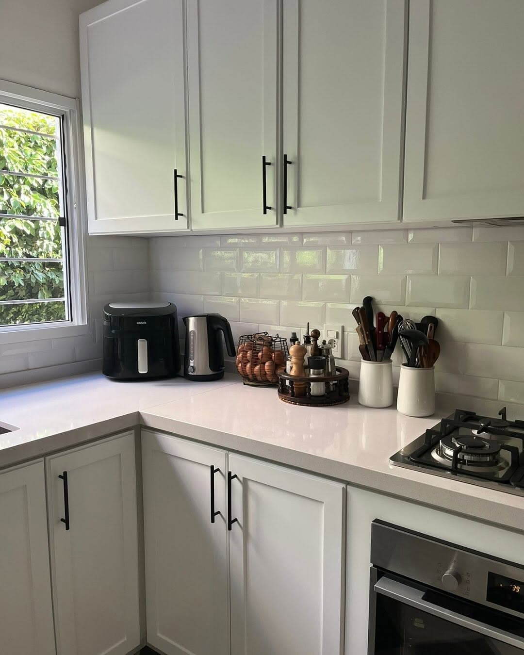 Mesadas de cocina en Silestone Blanco Norte — Montevideo · Nuevo Horizonte Marmolería