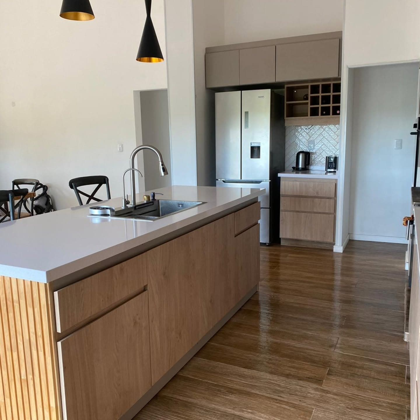Mesadas de cocina en Silestone Blanco Norte — San Bautista, Canelones · Nuevo Horizonte Marmolería