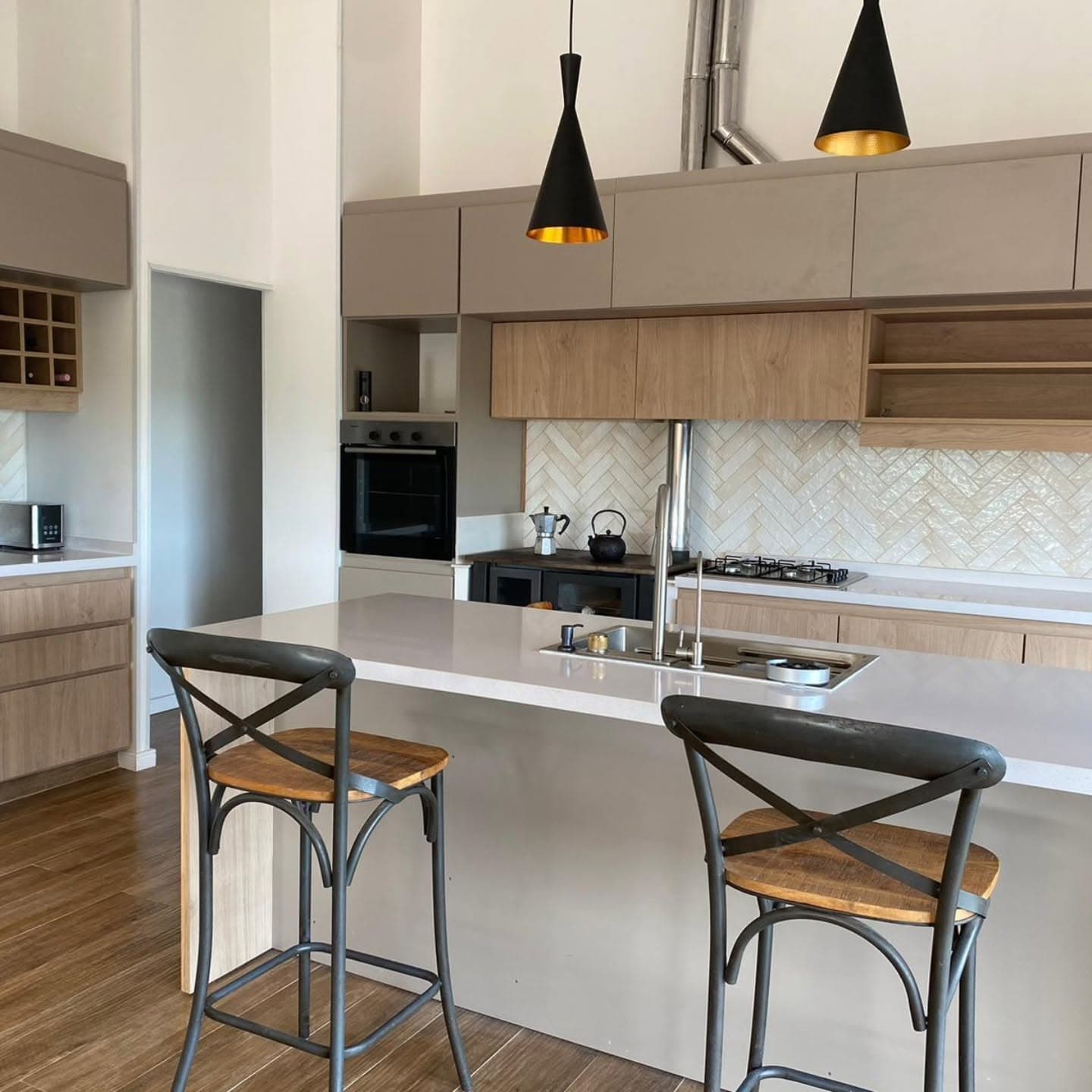 Mesadas de cocina en Silestone Blanco Norte — San Bautista, Canelones · Nuevo Horizonte Marmolería