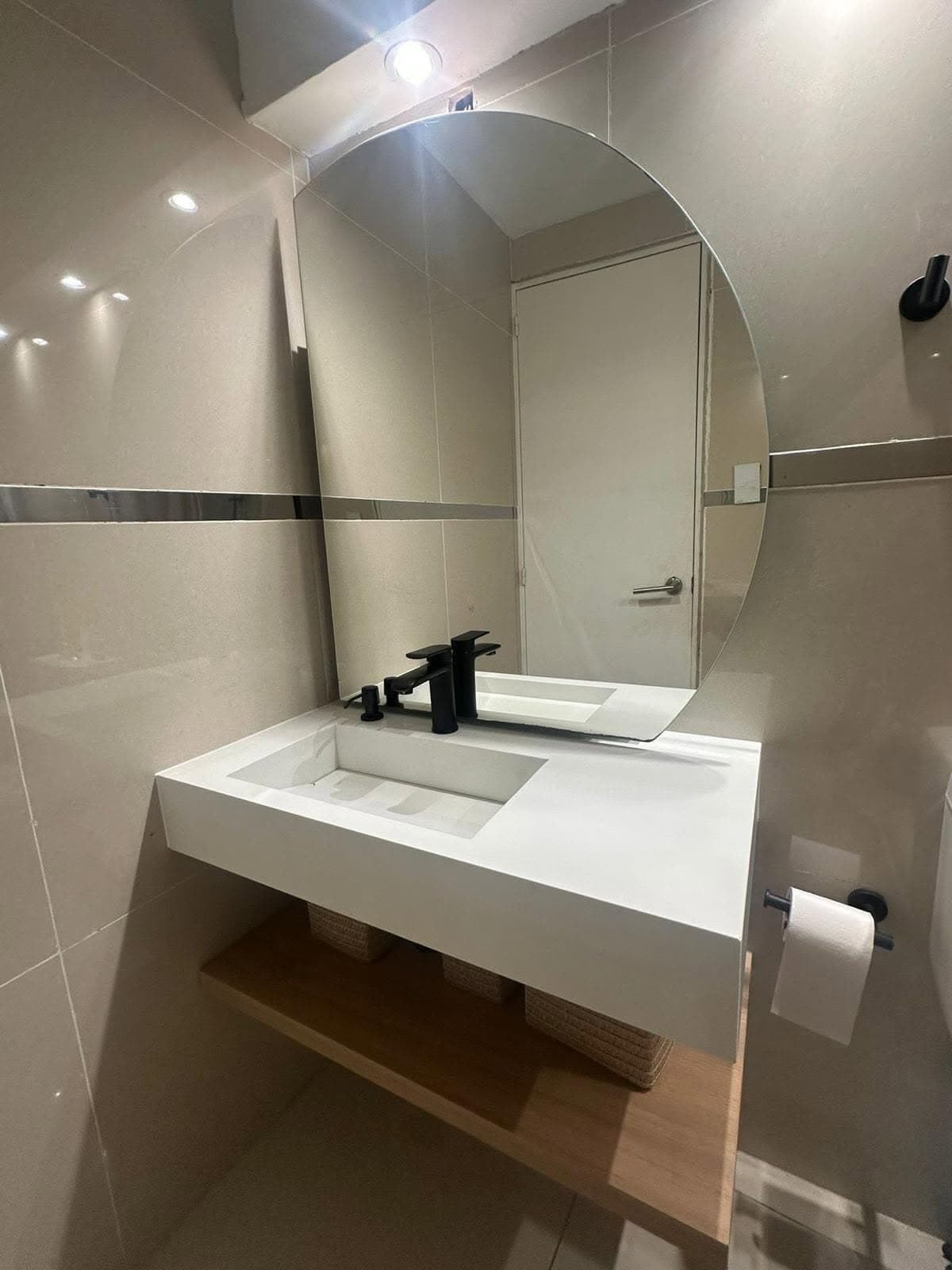 Mesada con bacha integrada en Cuarzo blanco — Montevideo · Nuevo Horizonte Marmolería