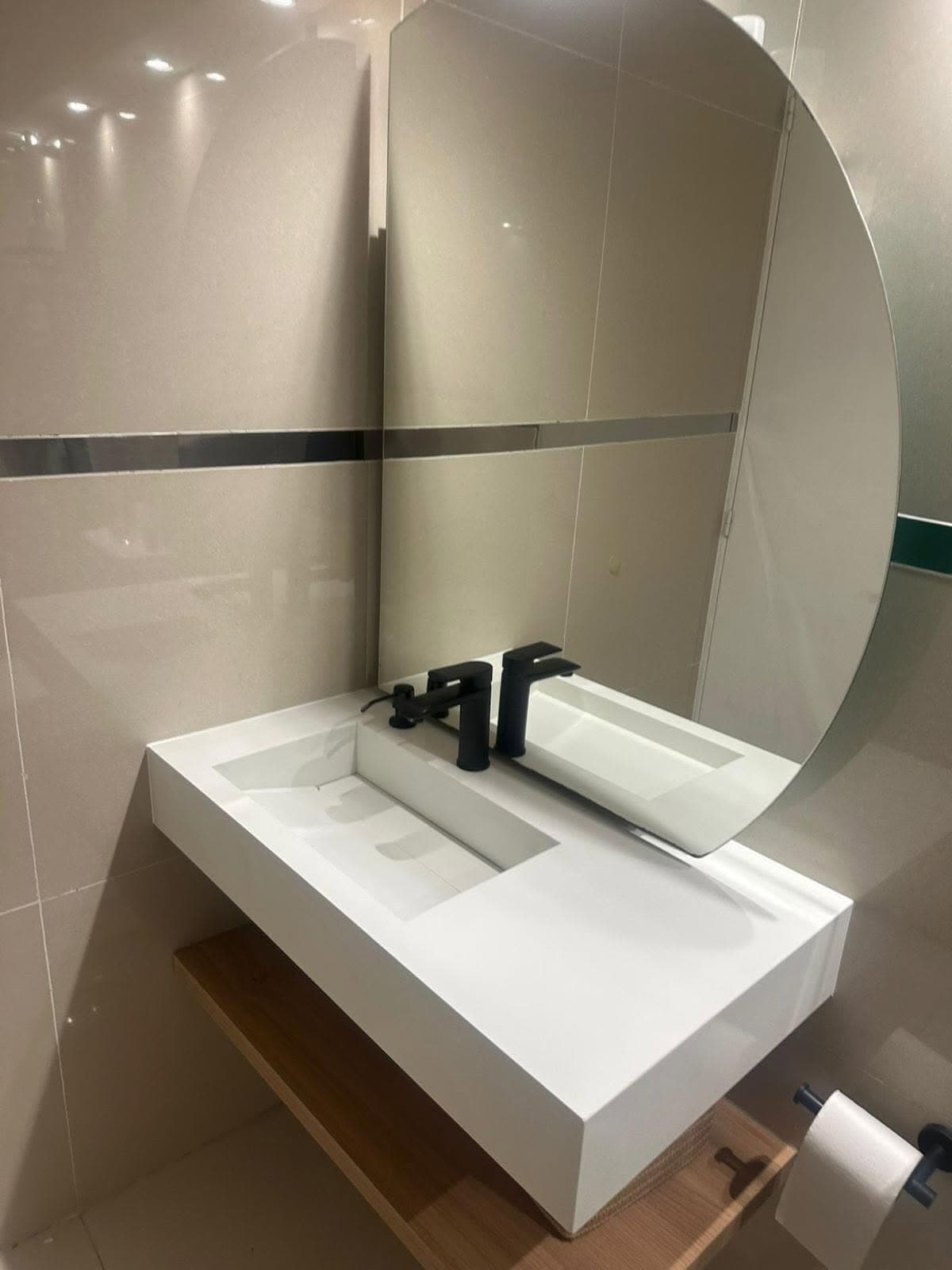 Mesada con bacha integrada en Cuarzo blanco — Montevideo · Nuevo Horizonte Marmolería