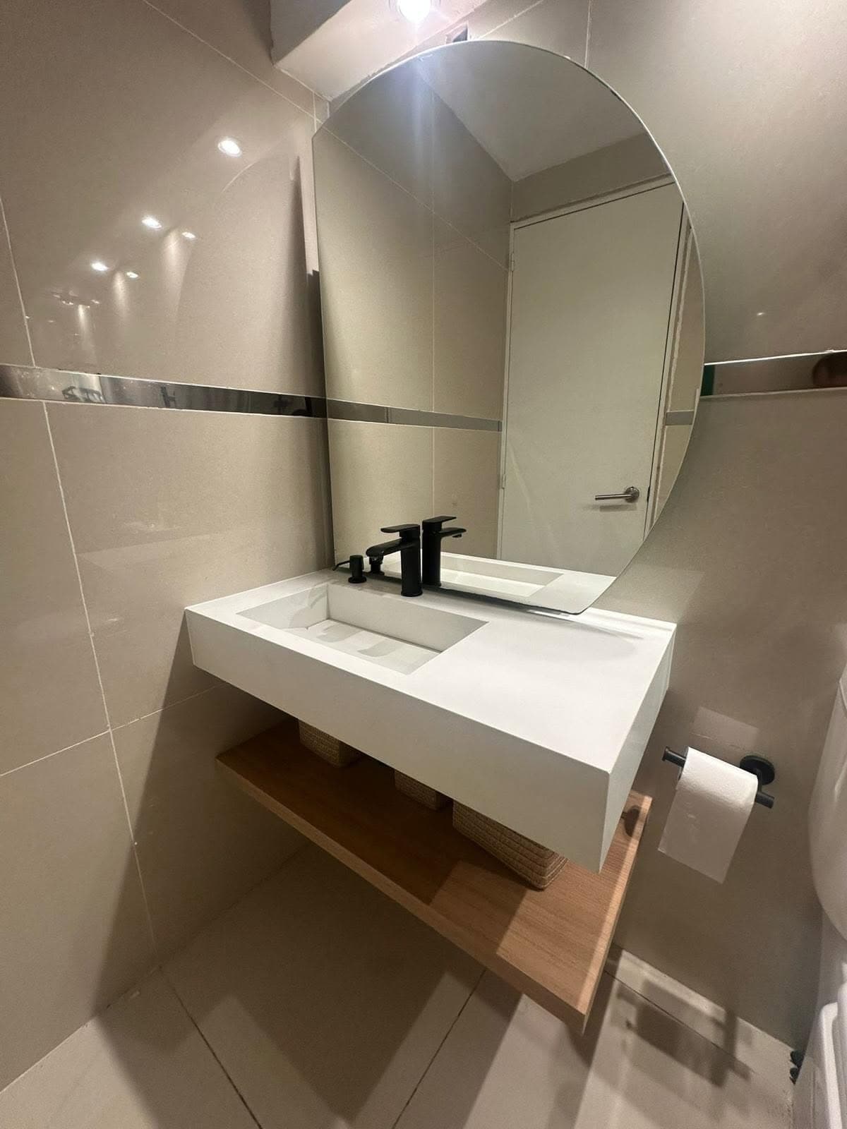 Mesada con bacha integrada en Cuarzo blanco — Montevideo · Nuevo Horizonte Marmolería