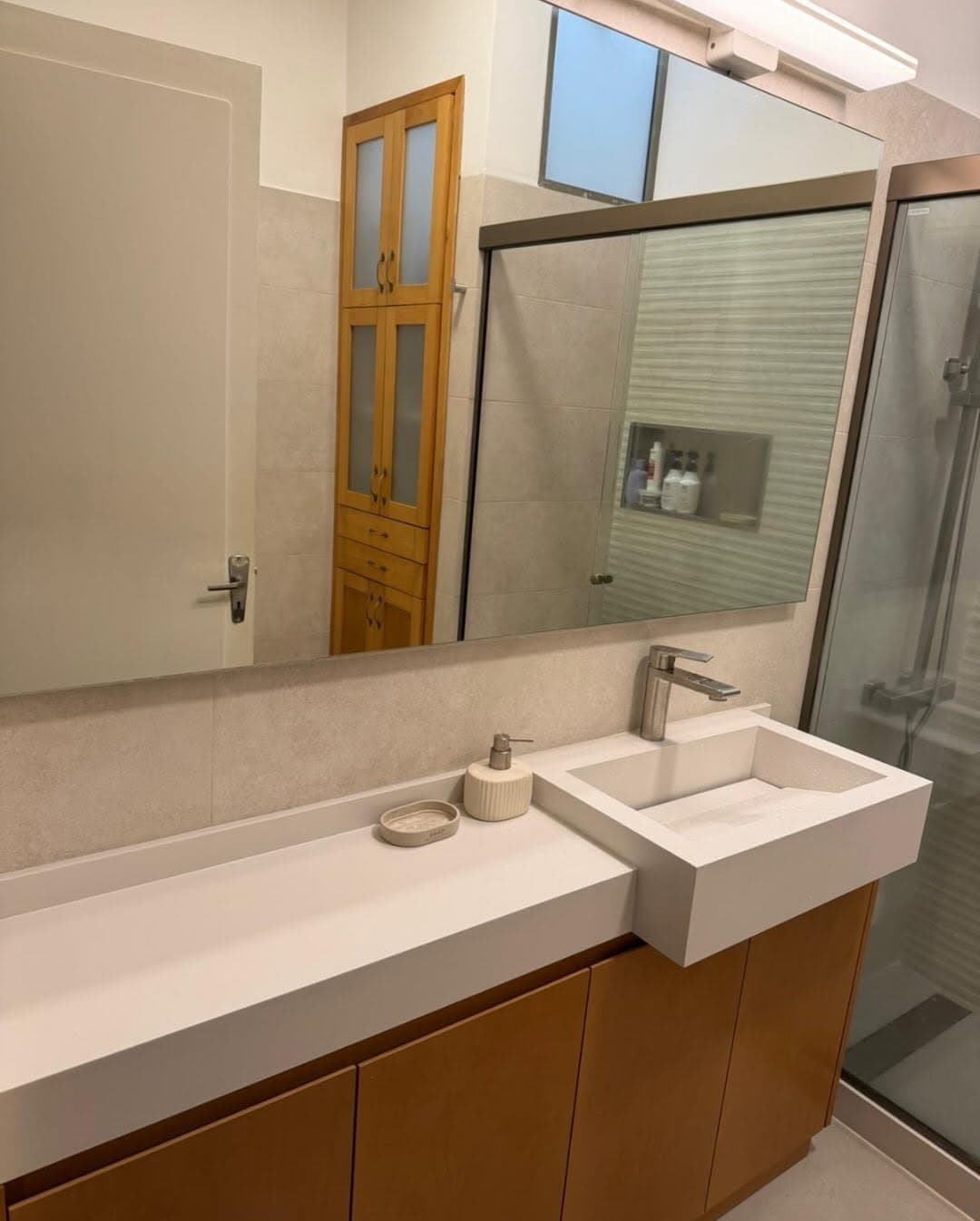 Mesada y bacha de baño en Silestone Miami White — Montevideo · Nuevo Horizonte Marmolería