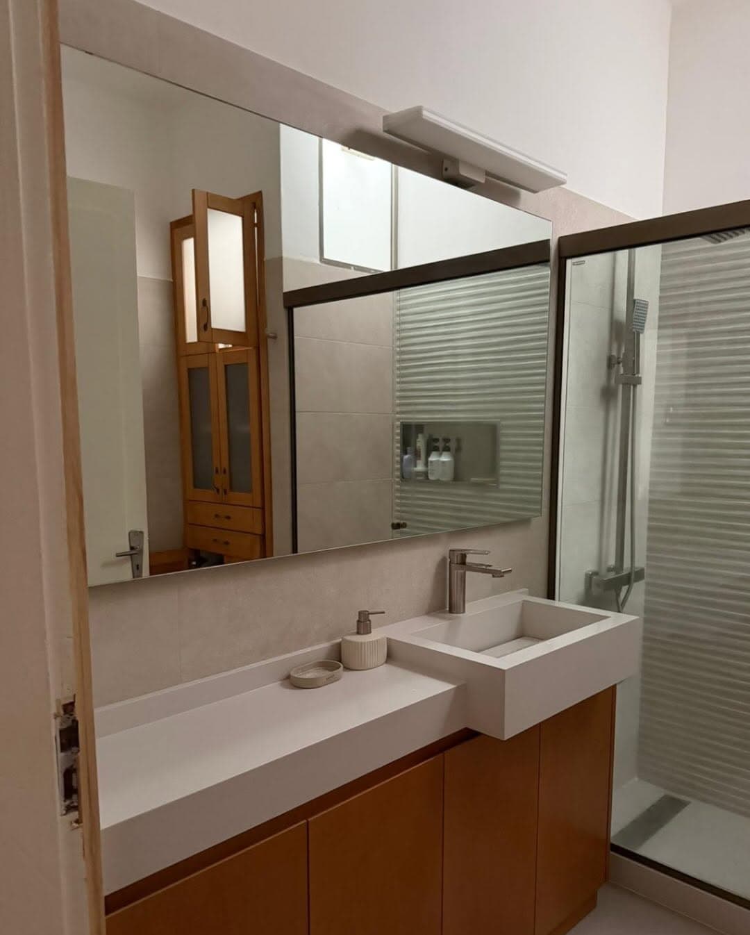 Mesada y bacha de baño en Silestone Miami White — Montevideo · Nuevo Horizonte Marmolería