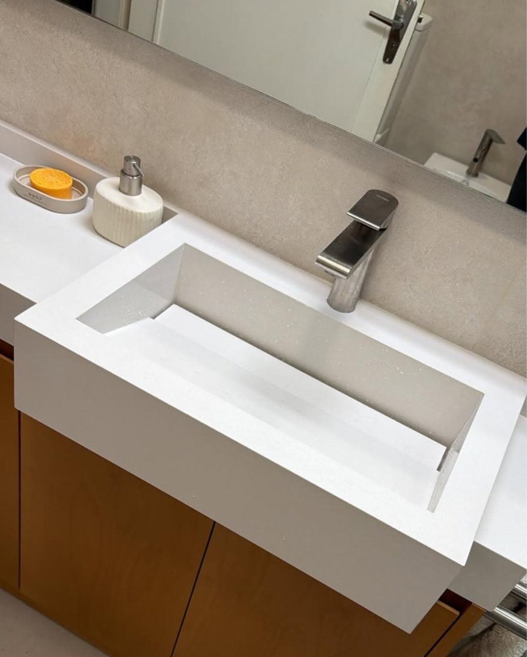 Mesada y bacha de baño en Silestone Miami White — Montevideo · Nuevo Horizonte Marmolería