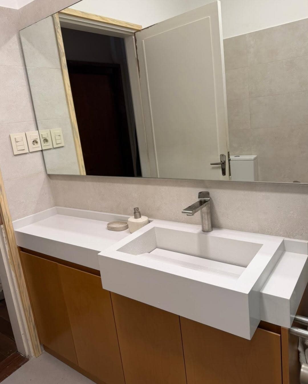 Mesada y bacha de baño en Silestone Miami White — Montevideo · Nuevo Horizonte Marmolería