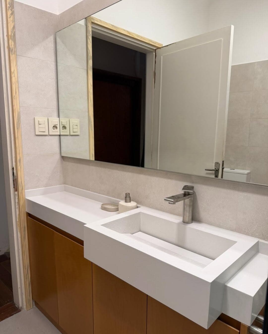 Mesada y bacha de baño en Silestone Miami White — Montevideo · Nuevo Horizonte Marmolería