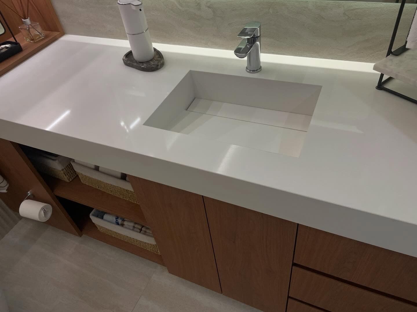 Mesada de baño con bacha integrada en Cuarzo blanco puro — Montevideo · Nuevo Horizonte Marmolería
