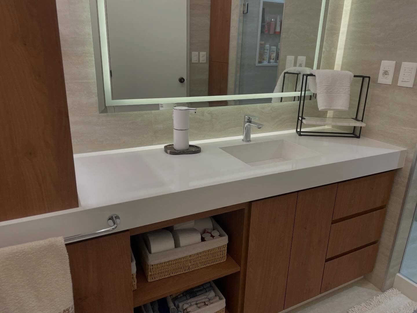 Mesada de baño con bacha integrada en Cuarzo blanco puro — Montevideo · Nuevo Horizonte Marmolería