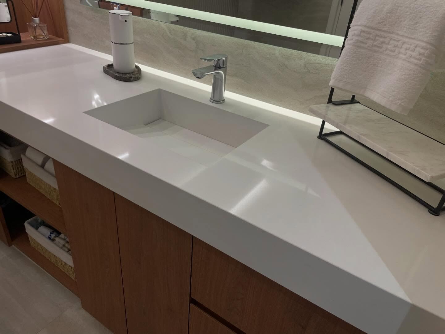 Mesada de baño con bacha integrada en Cuarzo blanco puro — Montevideo · Nuevo Horizonte Marmolería