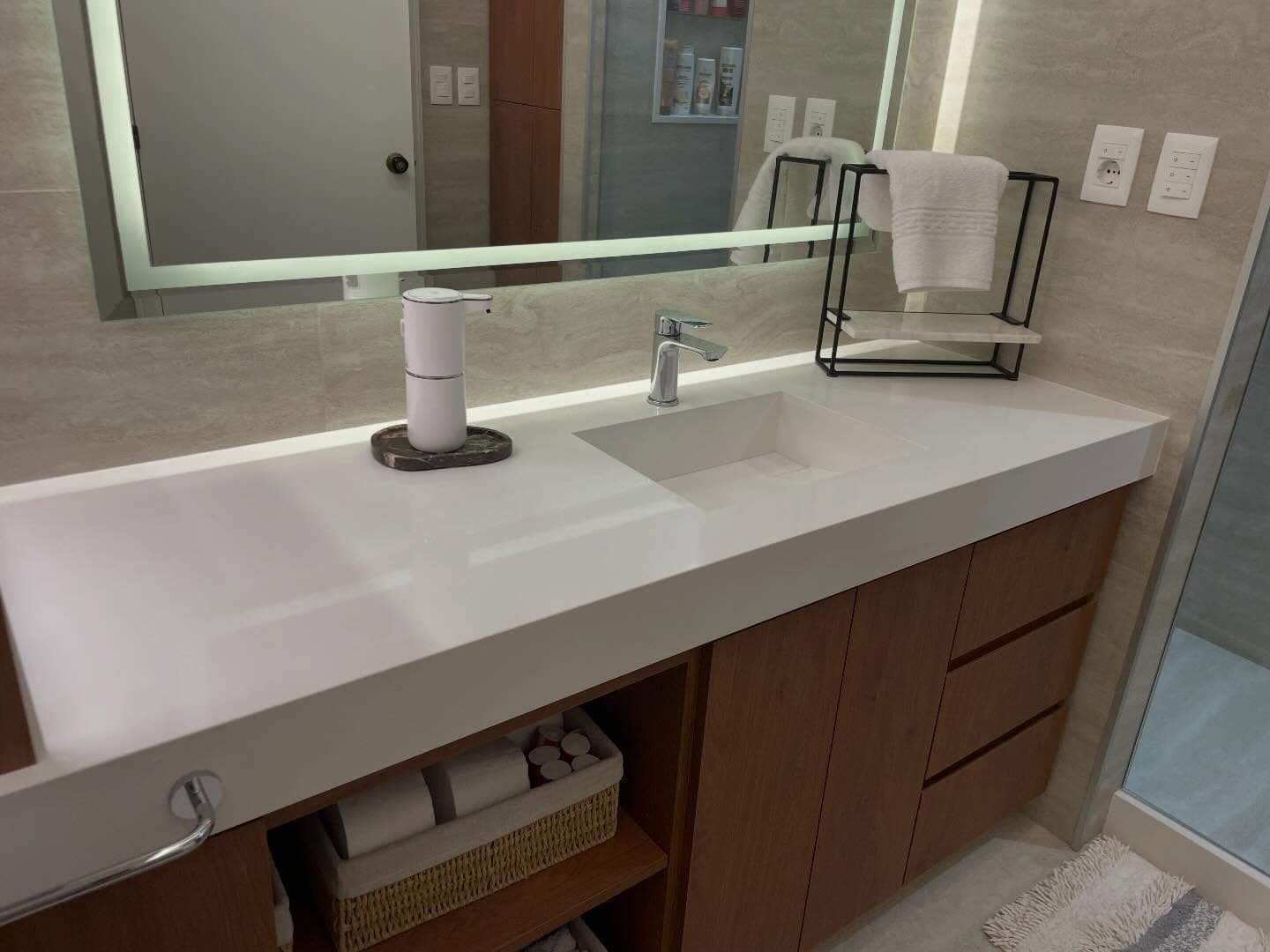 Mesada de baño con bacha integrada en Cuarzo blanco puro — Montevideo · Nuevo Horizonte Marmolería