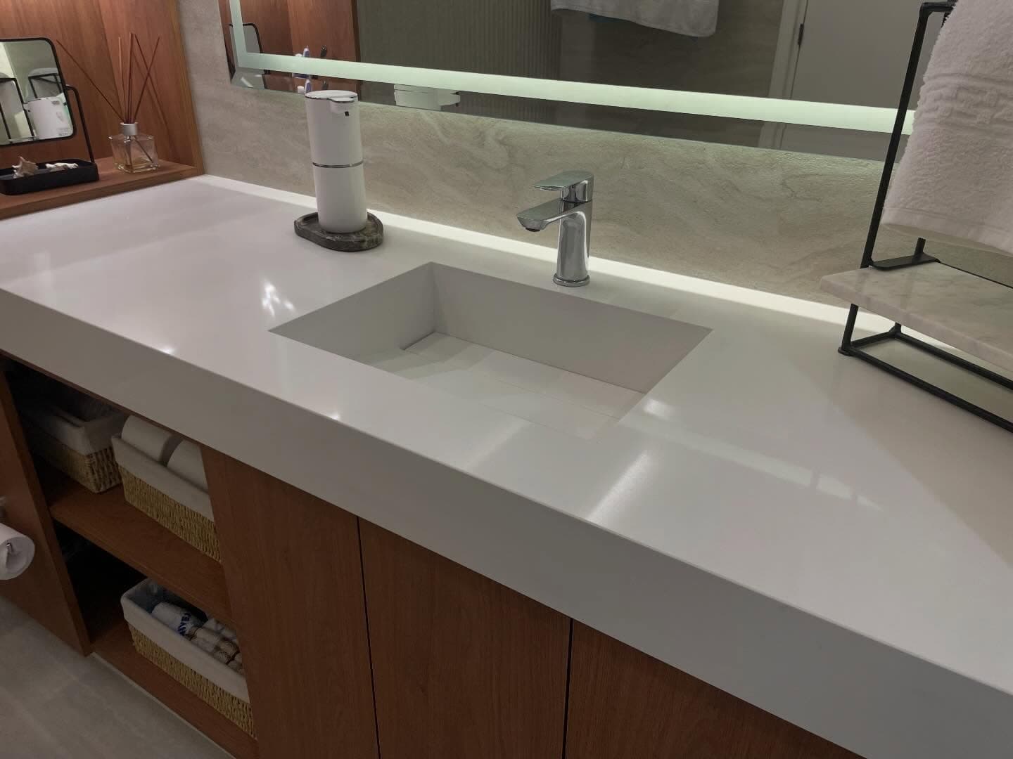 Mesada de baño con bacha integrada en Cuarzo blanco puro — Montevideo · Nuevo Horizonte Marmolería