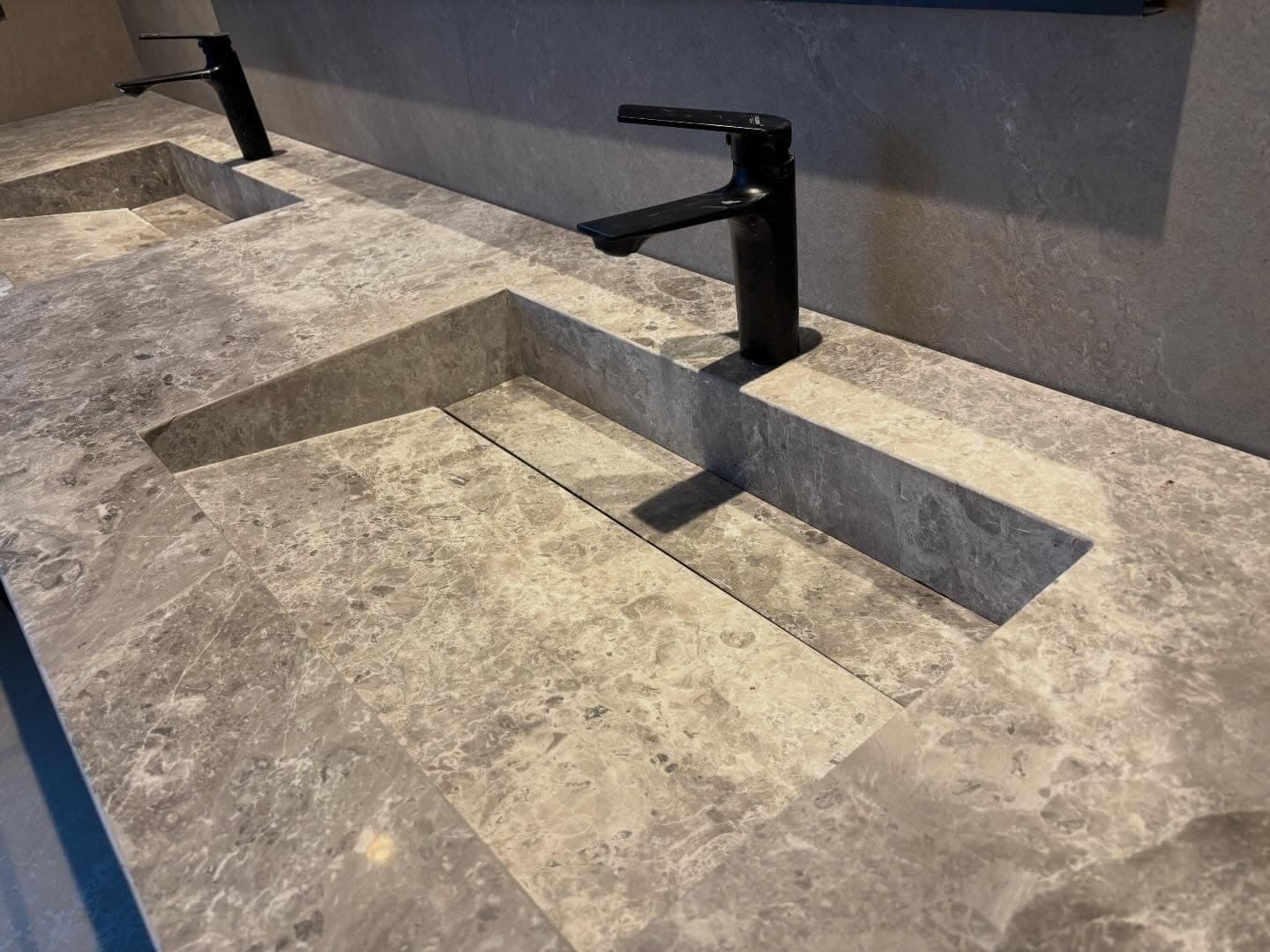 Mesada de baño con bachas incorporadas en Mármol Tundra Grey — San Carlos, Maldonado · Nuevo Horizonte Marmolería