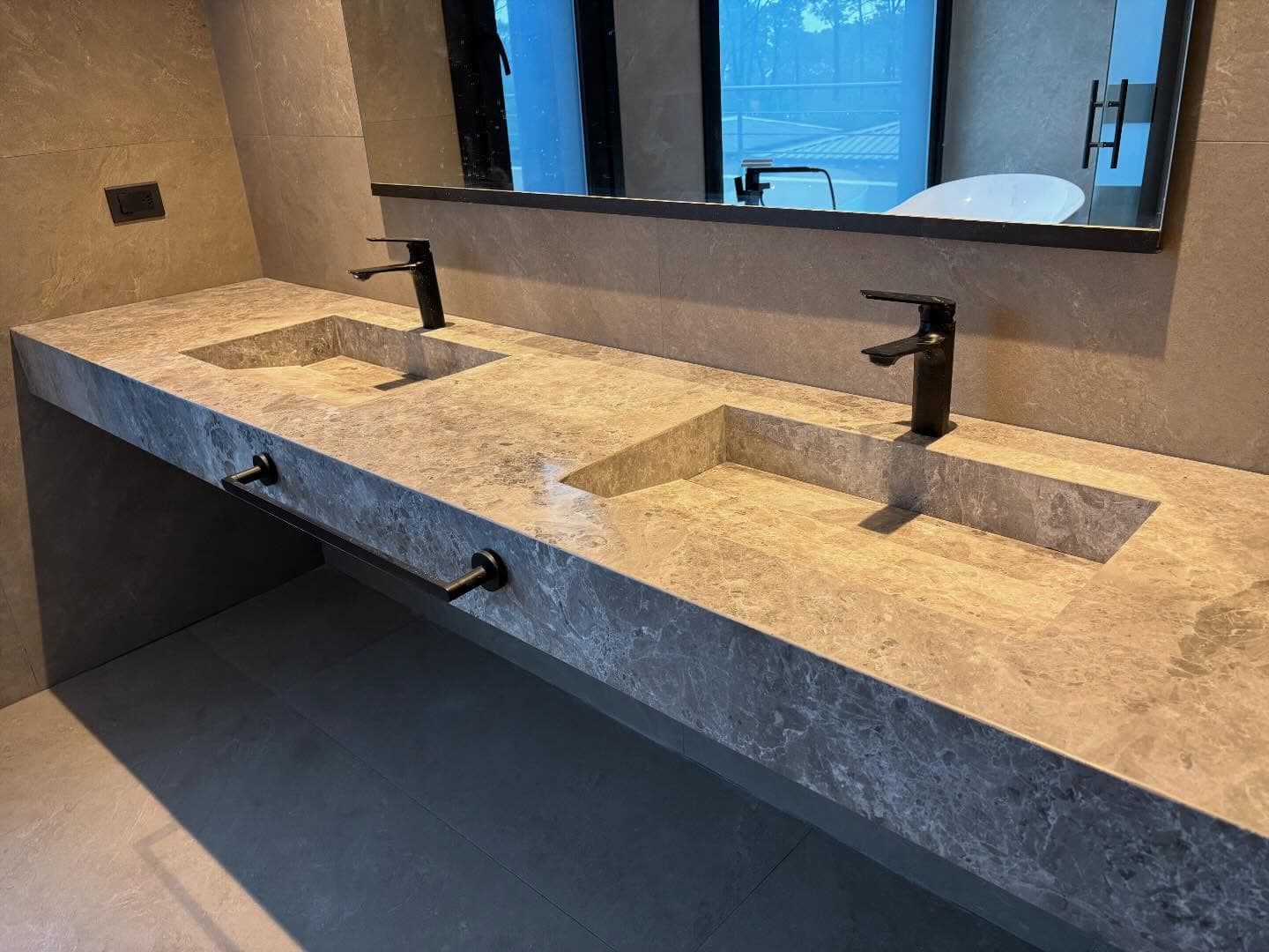 Mesada de baño con bachas incorporadas en Mármol Tundra Grey — San Carlos, Maldonado · Nuevo Horizonte Marmolería