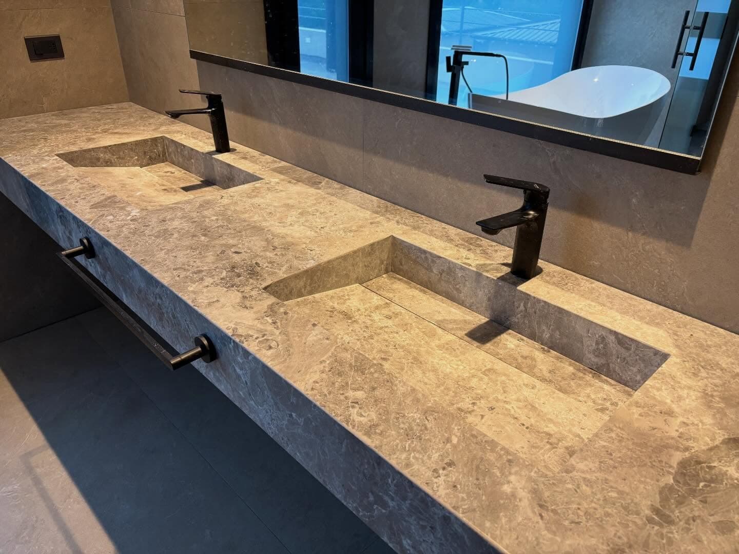Mesada de baño con bachas incorporadas en Mármol Tundra Grey — San Carlos, Maldonado · Nuevo Horizonte Marmolería