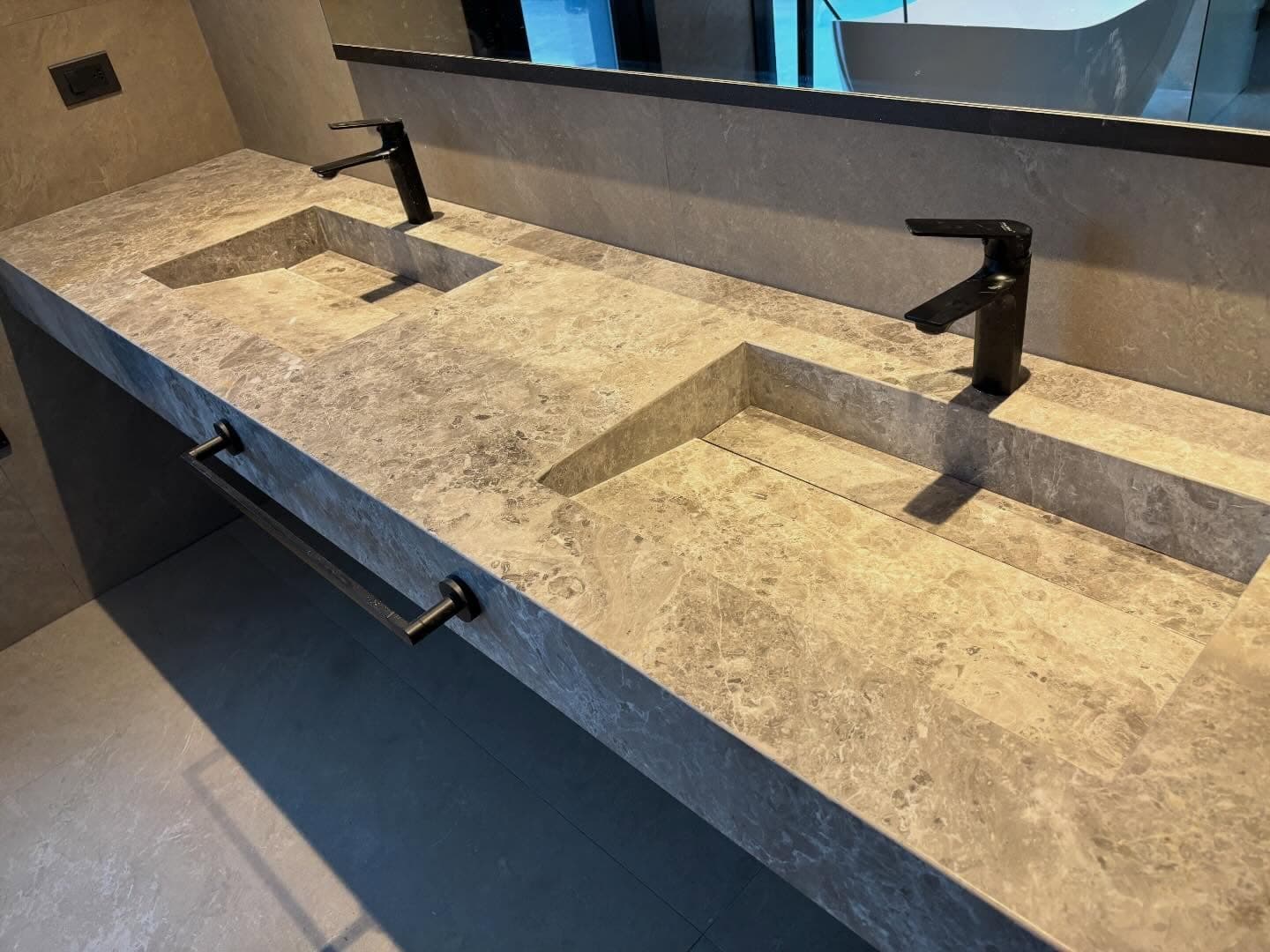 Mesada de baño con bachas incorporadas en Mármol Tundra Grey — San Carlos, Maldonado · Nuevo Horizonte Marmolería