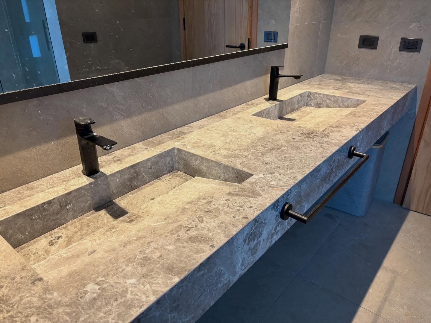 Mesada de baño con bachas incorporadas en Mármol Tundra Grey — San Carlos, Maldonado · Nuevo Horizonte Marmolería