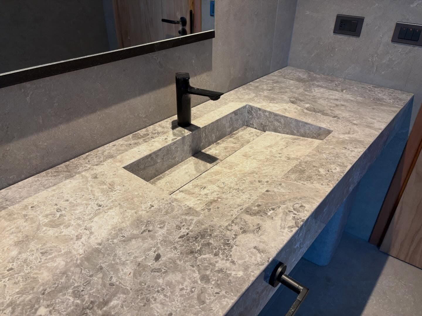 Mesada de baño con bachas incorporadas en Mármol Tundra Grey — San Carlos, Maldonado · Nuevo Horizonte Marmolería