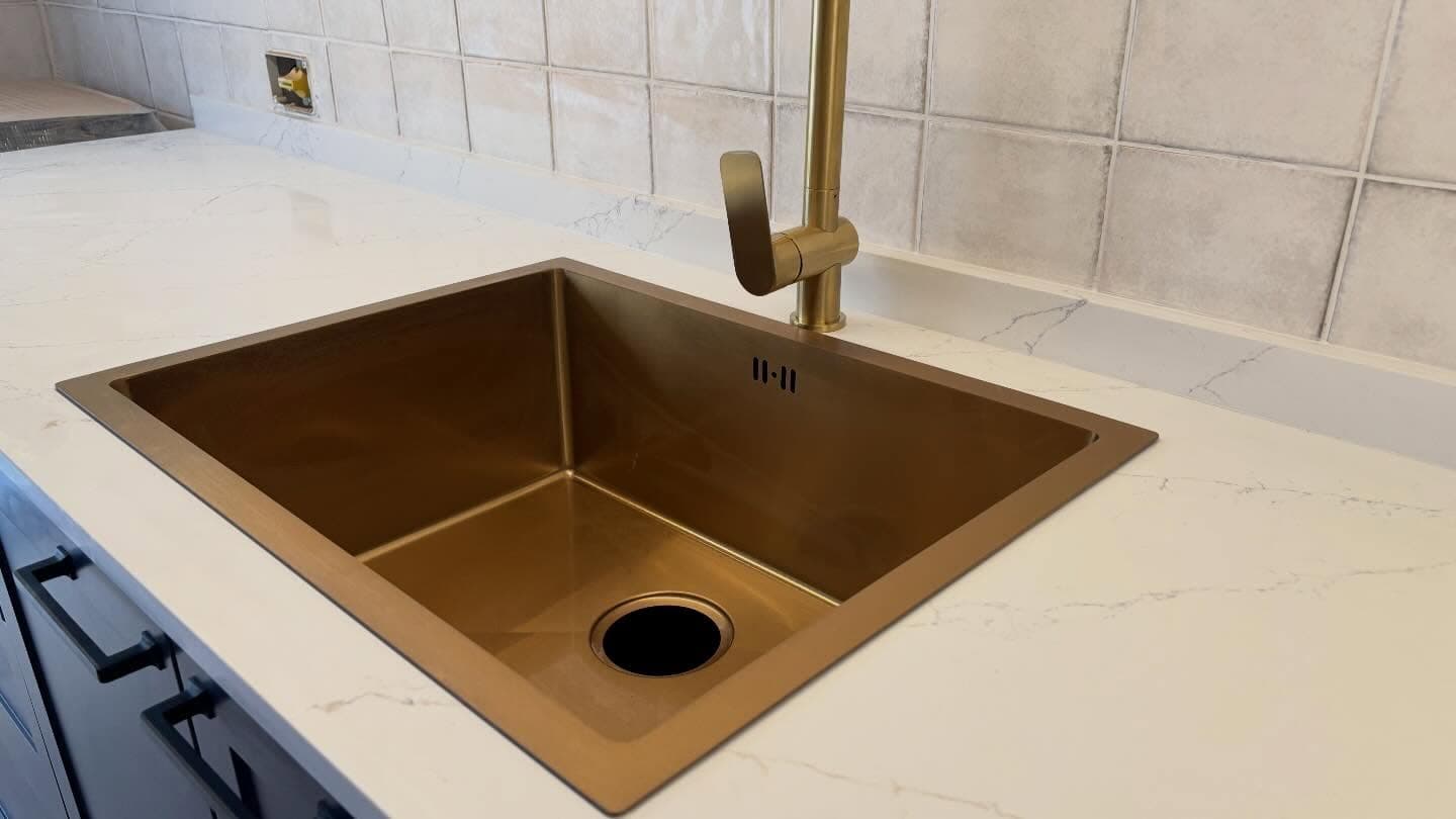 Mesada con pileta sobreponer en Cuarzo blanco veteado — Parva Domus, Montevideo · Nuevo Horizonte Marmolería