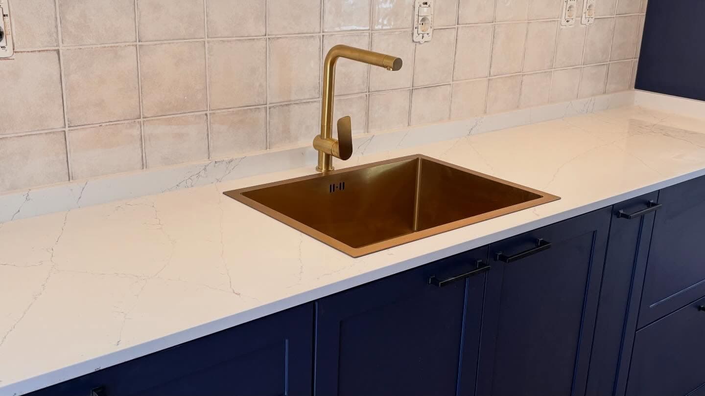 Mesada con pileta sobreponer en Cuarzo blanco veteado — Parva Domus, Montevideo · Nuevo Horizonte Marmolería