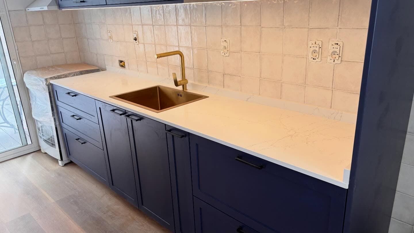 Mesada con pileta sobreponer en Cuarzo blanco veteado — Parva Domus, Montevideo · Nuevo Horizonte Marmolería