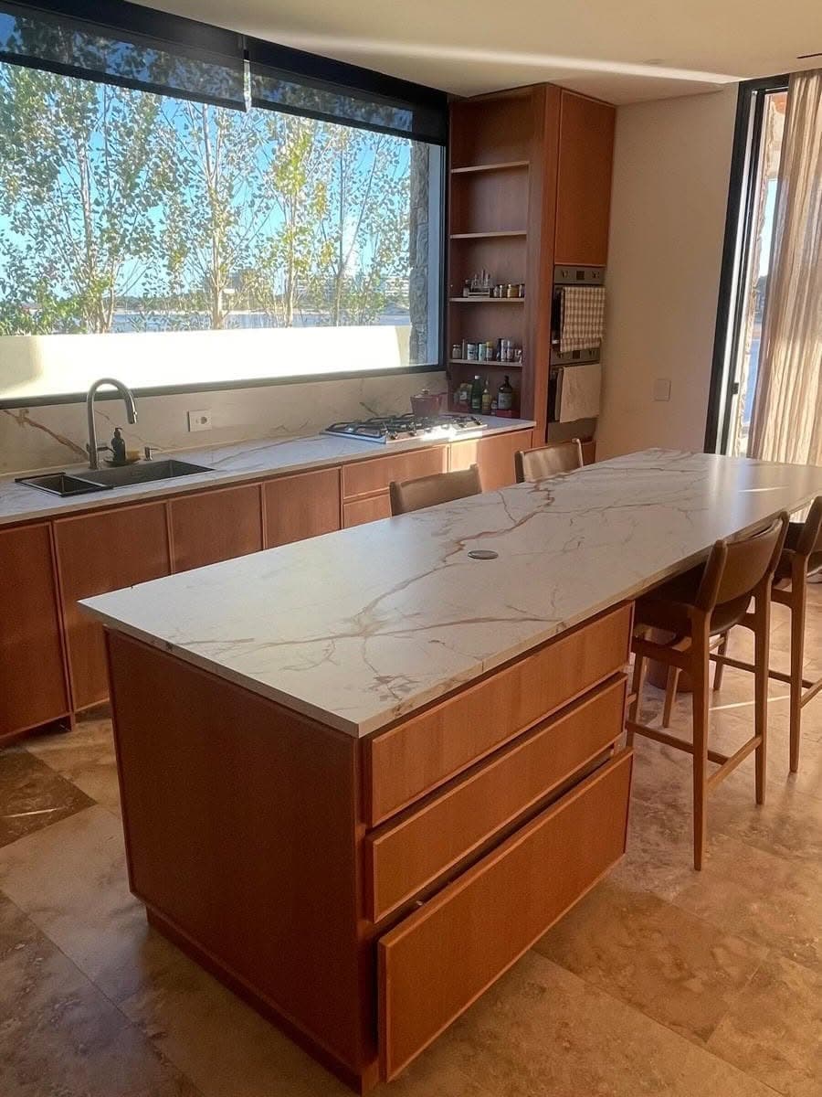 Mesada isla y revestimiento en Dekton Reverie — La Barra, Punta del Este · Nuevo Horizonte Marmolería