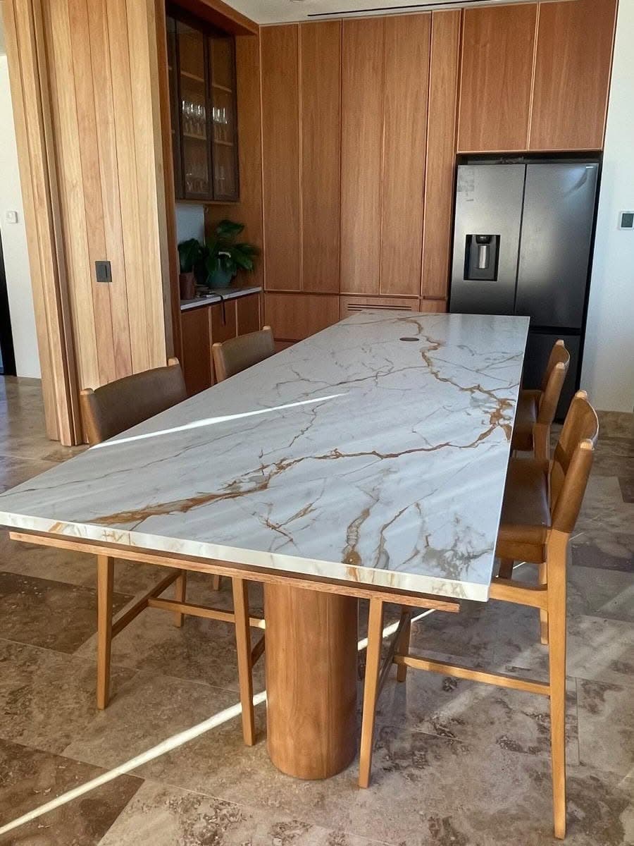 Mesada isla y revestimiento en Dekton Reverie — La Barra, Punta del Este · Nuevo Horizonte Marmolería
