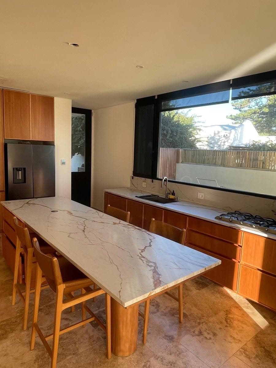 Mesada isla y revestimiento en Dekton Reverie — La Barra, Punta del Este · Nuevo Horizonte Marmolería