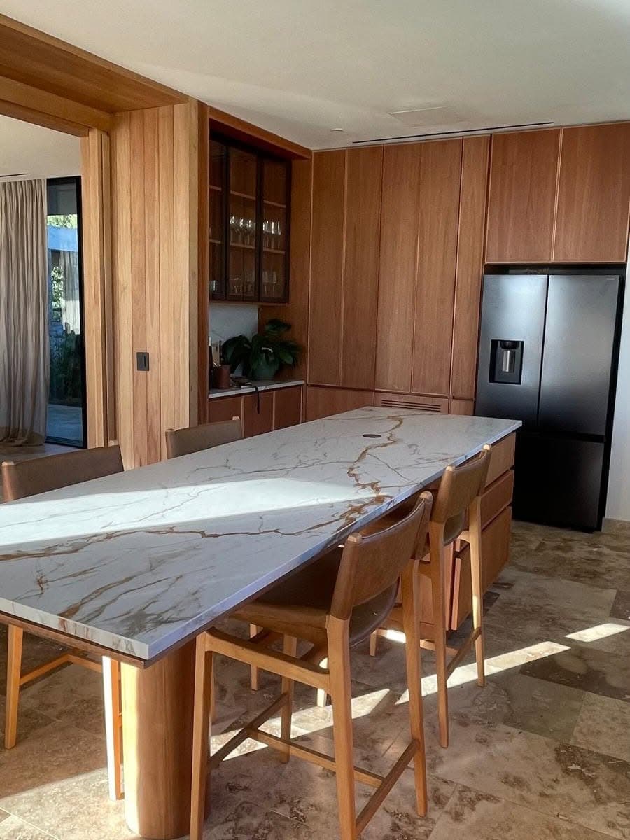 Mesada isla y revestimiento en Dekton Reverie — La Barra, Punta del Este · Nuevo Horizonte Marmolería