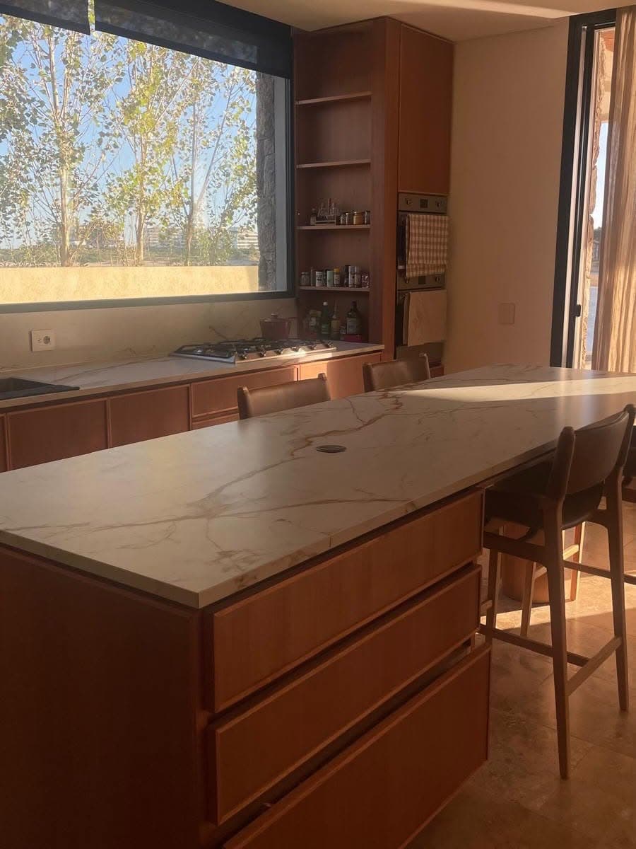 Mesada isla y revestimiento en Dekton Reverie — La Barra, Punta del Este · Nuevo Horizonte Marmolería