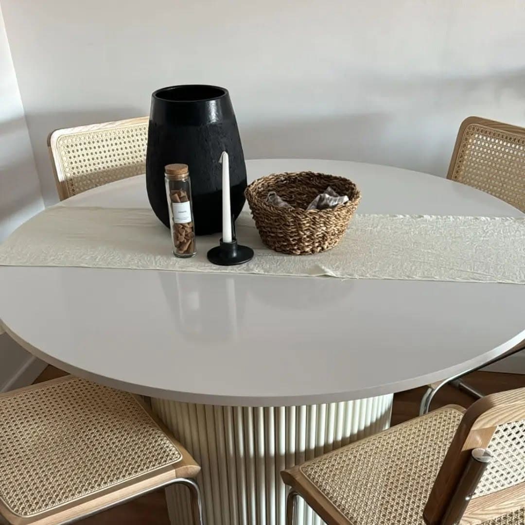 Detalle de la tapa de mármol de una mesa de comedor a medida — Nuevo Horizonte Marmolería