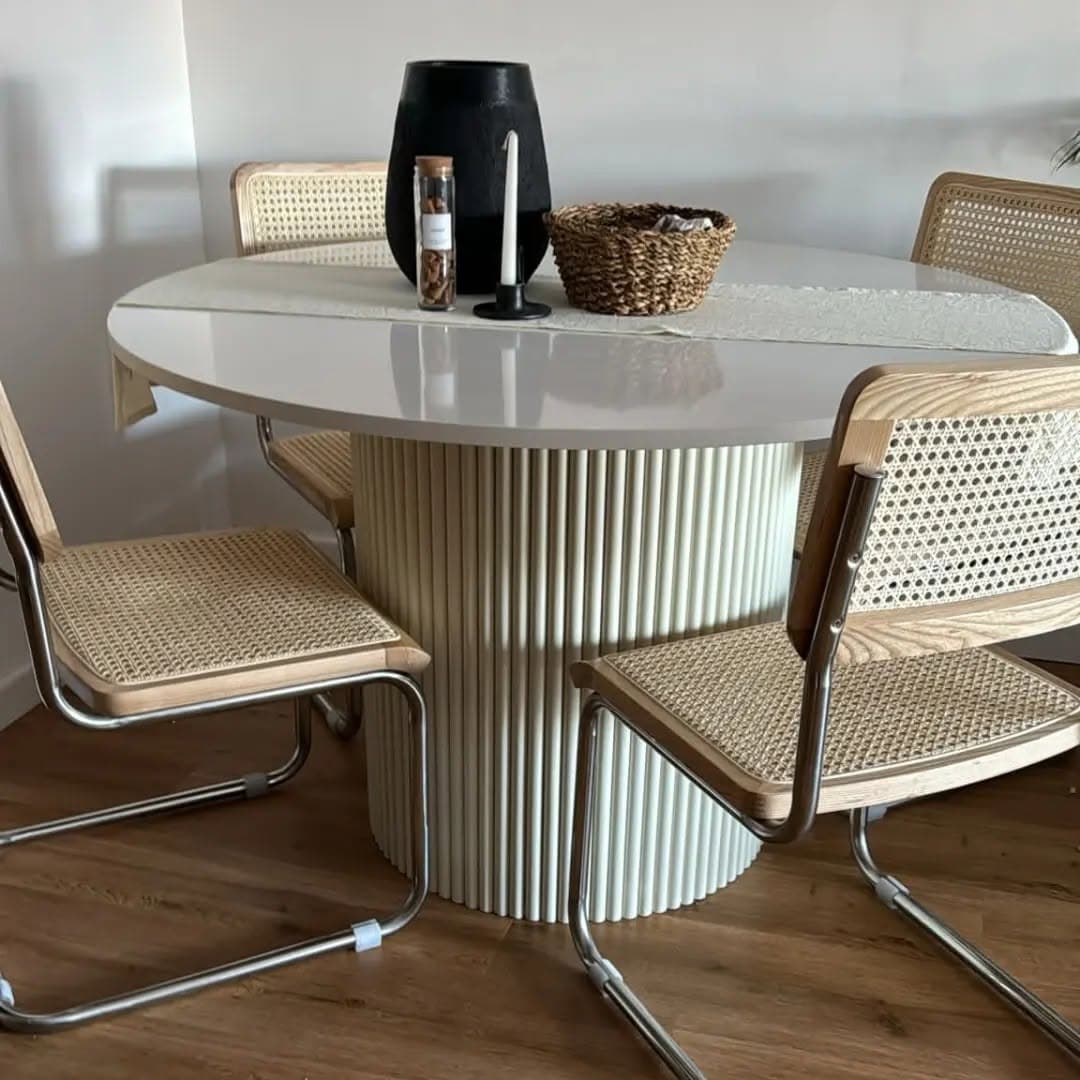 Mesa de comedor redonda con tapa de mármol y base estriada — Nuevo Horizonte Marmolería